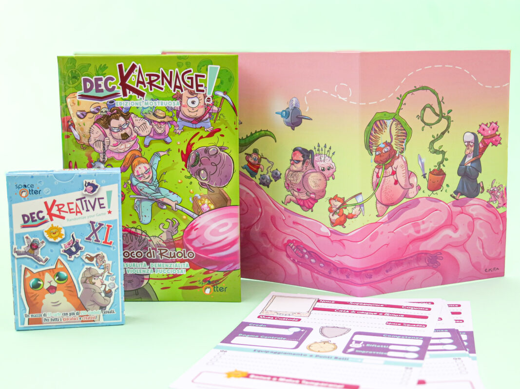 L immagine mostra cosa comprende il bundle del gioco di ruolo di Deckarnage, ovvero: un libro un mazzo di carte, uno schermo del master e 5 schede giocatore