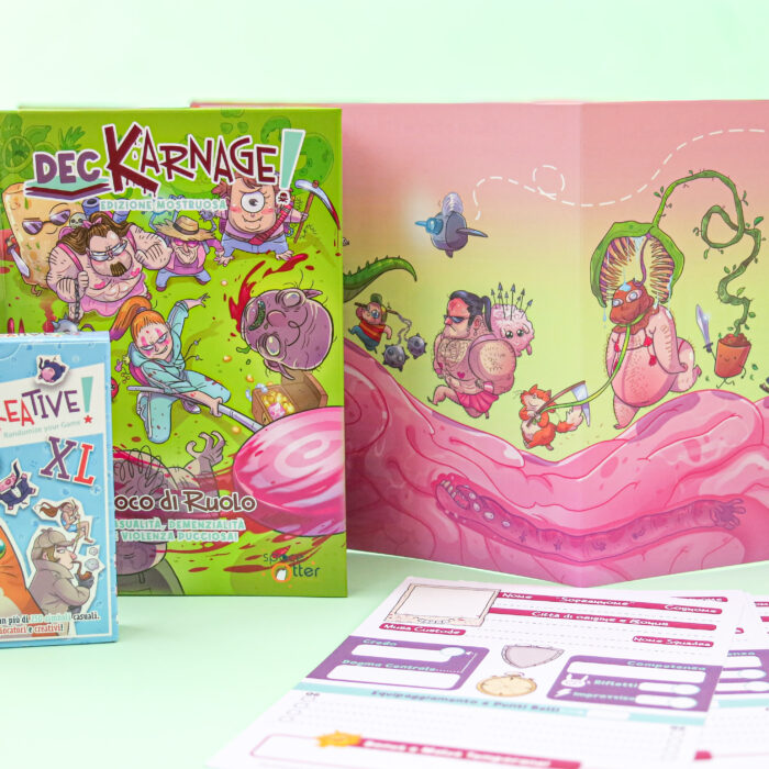 L immagine mostra cosa comprende il bundle del gioco di ruolo di Deckarnage, ovvero: un libro un mazzo di carte, uno schermo del master e 5 schede giocatore